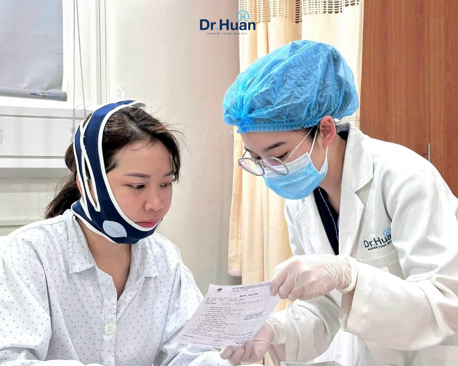 Khách hàng Dr Huân được hướng dẫn chi tiết cách chăm sóc hậu phẫu sau khi trượt cằm